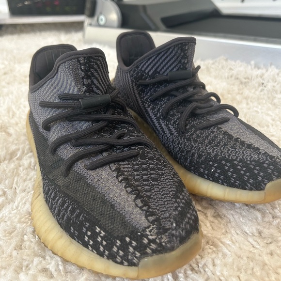 MENS SIZE 7 BLACK YEEZY BOOST 350 V2 LOW CARBON - Picture 2 of 5